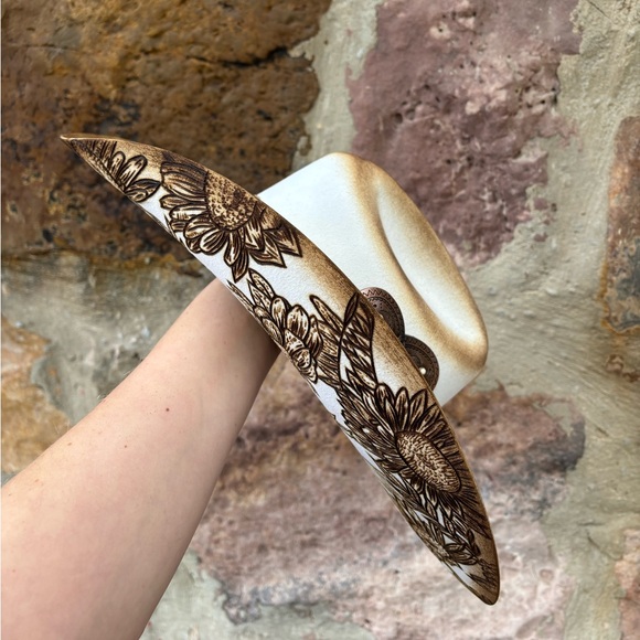 SOLD READ DESCRIPTION BELOW
New Hand burned Brad Paisley Moonshine 4x hat Sz 7 - Picture 7 of 11